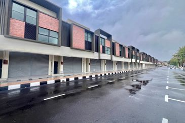 Ipoh tambun upland facing main road ground floor shoplot for rent
