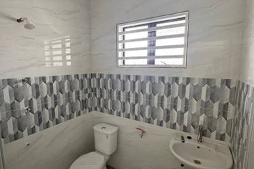 Ipoh pengkalan barat renovated extended double storey house for rent