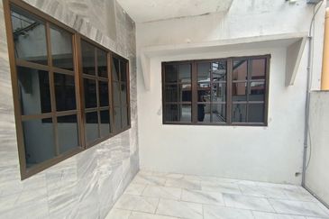 Ipoh pengkalan barat renovated double storey inter corner house for rent