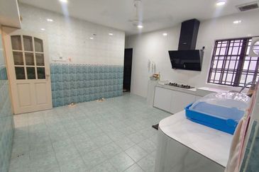 Ipoh pengkalan barat renovated double storey inter corner house for rent