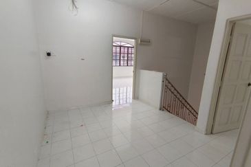 Ipoh pengkalan barat renovated double storey inter corner house for rent