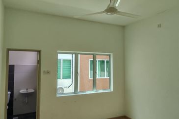 Ipoh lahat mines facing empty land 2 sty semi-d house for rent