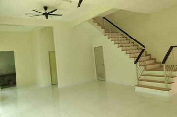 Ipoh lahat mines facing empty land 2 sty semi-d house for rent