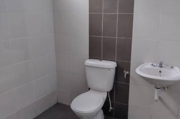 Ipoh lahat mines facing empty land 2 sty semi-d house for rent