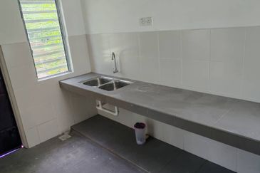 Ipoh lahat mines facing empty land 2 sty semi-d house for rent