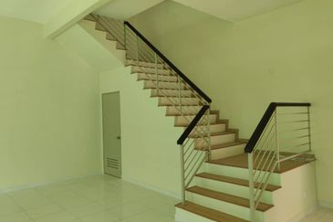 Ipoh lahat mines facing empty land 2 sty semi-d house for rent