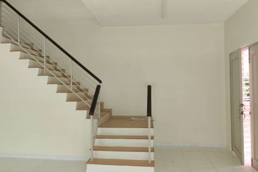 Ipoh lahat mines facing empty land 2 sty semi-d house for rent