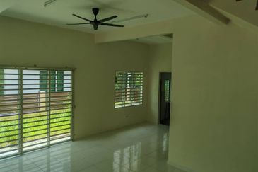 Ipoh lahat mines facing empty land 2 sty semi-d house for rent