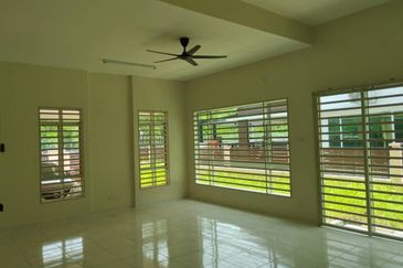 Ipoh lahat mines facing empty land 2 sty semi-d house for rent