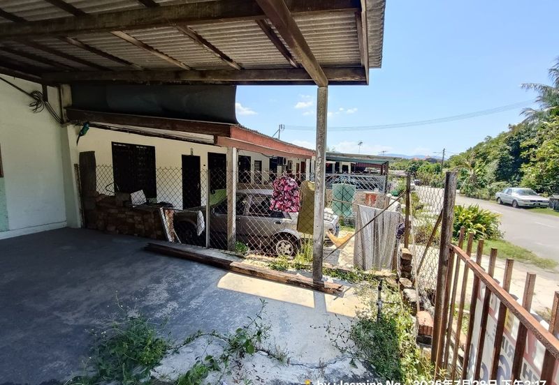 Perak batu gajah bemban facing field single storey house for sale