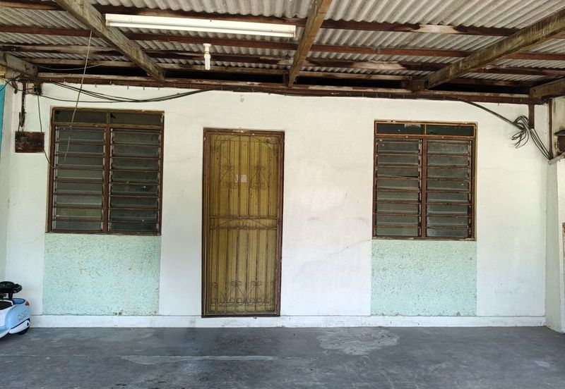 Perak batu gajah bemban facing field single storey house for sale