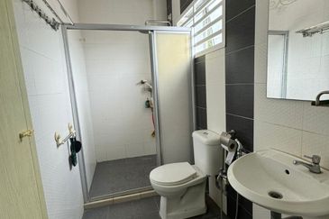 Ipoh menglembu renovated 1.5 storey house for rent