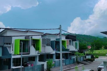 Ipoh lahat waterfront double storey semi-d house for rent