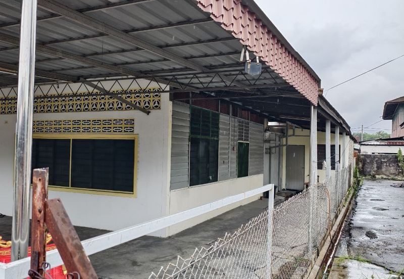 Ipoh kampung tawas super big bungalow land with house for sale