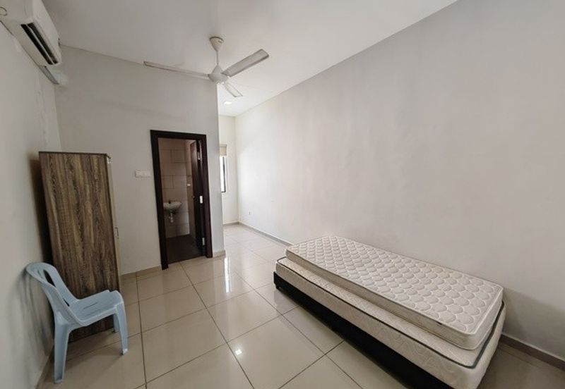 TownArea 2.5 Storey Kota laksamana For Rent