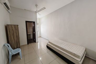 TownArea 2.5 Storey Kota laksamana For Rent