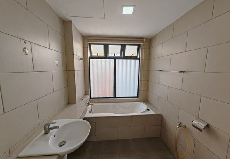 TownArea 2.5 Storey Kota laksamana For Rent