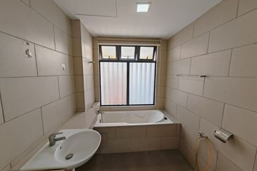 TownArea 2.5 Storey Kota laksamana For Rent