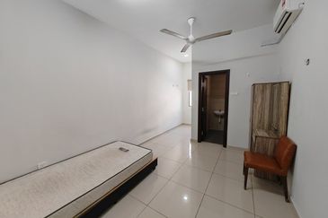 TownArea 2.5 Storey Kota laksamana For Rent