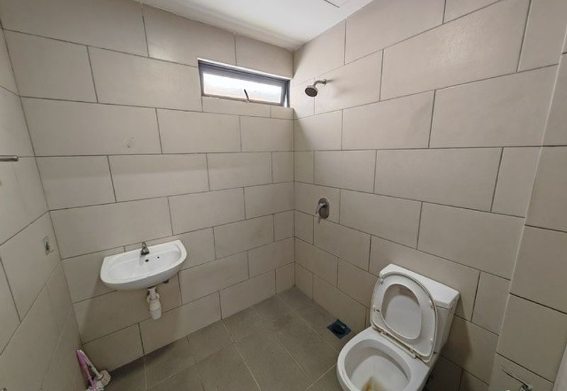 TownArea 2.5 Storey Kota laksamana For Rent