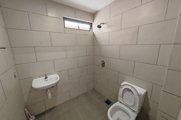 TownArea 2.5 Storey Kota laksamana For Rent