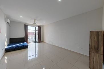 TownArea 2.5 Storey Kota laksamana For Rent