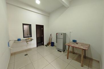 TownArea 2.5 Storey Kota laksamana For Rent