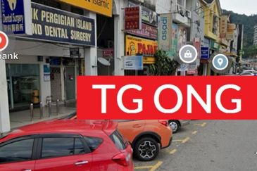 3 Storey Shop lot Farlim facing road near bank Ayer Itam