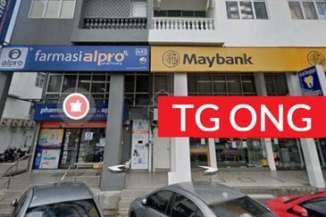 3 Storey Shop lot Farlim facing road near bank Ayer Itam