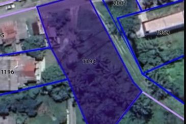 Tanah Berhampiran Pantai Melawi