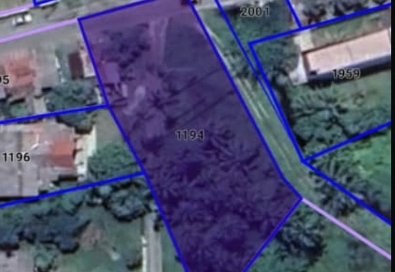 Tanah Berhampiran Pantai Melawi