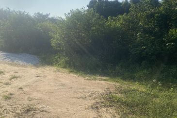 Tanah Lot Banglo Pasir Puteh