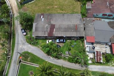 Tanah Freehold Corner Lot, Beserta 4 Unit Rumah Sewa Lokasi di Kg Melayu Batu 8 Ulu Kinta Perak Harga Jualan RM270,000 Sahaja!!!