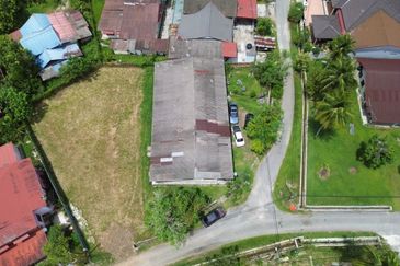 Tanah Freehold Corner Lot, Beserta 4 Unit Rumah Sewa Lokasi di Kg Melayu Batu 8 Ulu Kinta Perak Harga Jualan RM270,000 Sahaja!!!