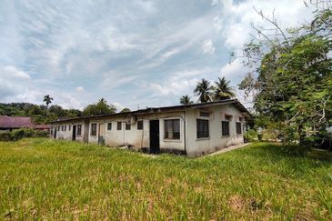 Tanah Freehold Corner Lot, Beserta 4 Unit Rumah Sewa Lokasi di Kg Melayu Batu 8 Ulu Kinta Perak Harga Jualan RM270,000 Sahaja!!!