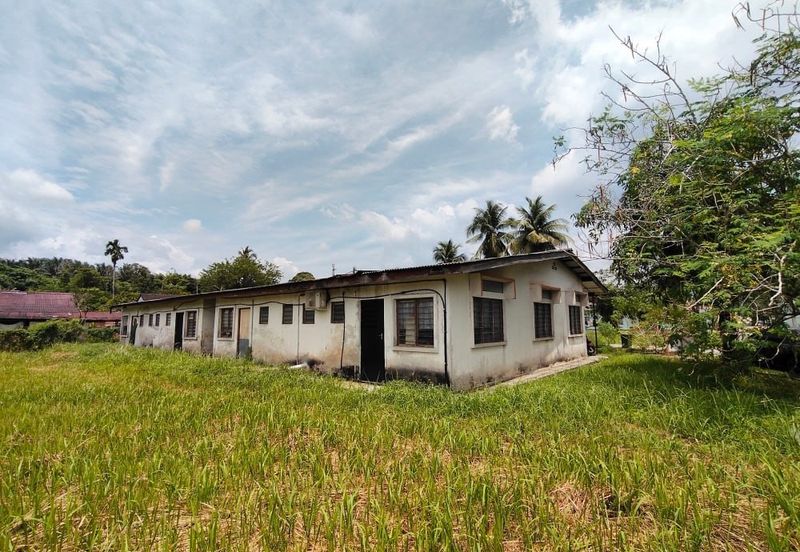 Tanah Freehold Corner Lot, Beserta 4 Unit Rumah Sewa Lokasi di Kg Melayu Batu 8 Ulu Kinta Perak Harga Jualan RM270,000 Sahaja!!!