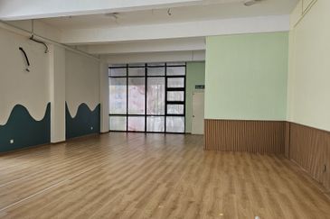 Pusat Komersial Equine