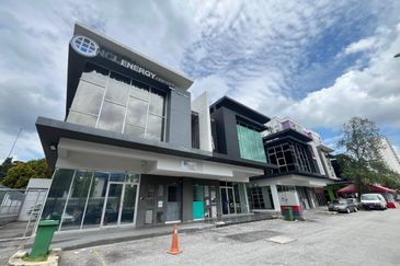 Pusat Komersial Equine