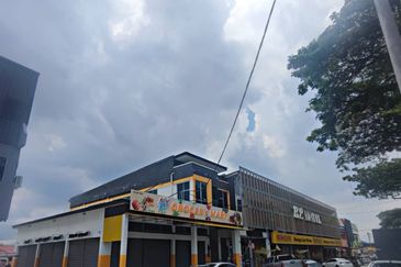 🏢 Double Storey Corner Shop Lot For Sale  📍 Jalan Lahat | Facing Main Road