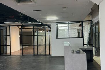 Ground floor Complex Corner ShopLot for Rent 