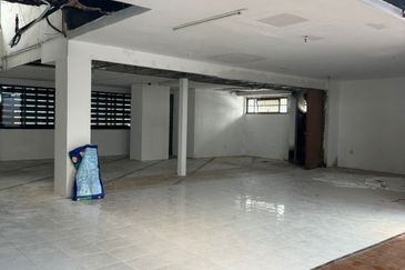 Ground floor Complex Corner ShopLot for Rent 