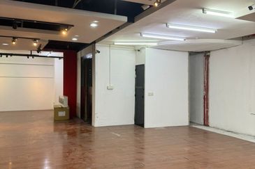 Ground floor Complex Corner ShopLot for Rent 