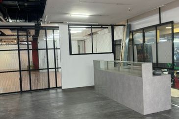 Ground floor Complex Corner ShopLot for Rent 