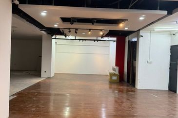 Ground floor Complex Corner ShopLot for Rent 