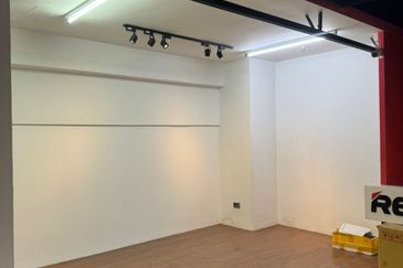 Ground floor Complex Corner ShopLot for Rent 