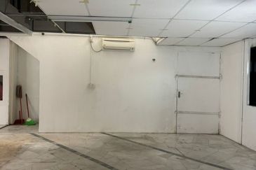 Ground floor Complex Corner ShopLot for Rent 