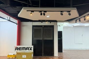 Ground floor Complex Corner ShopLot for Rent 