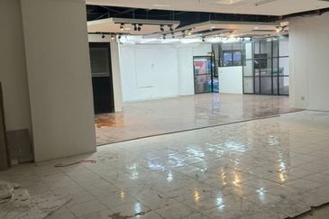 Ground floor Complex Corner ShopLot for Rent 
