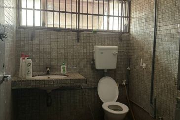 Ground floor Complex Corner ShopLot for Rent 