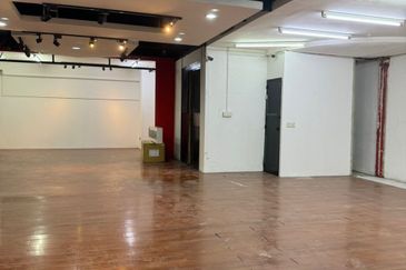 Ground floor Complex Corner ShopLot for Rent 